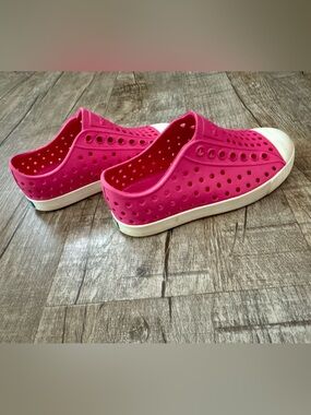 Native Kids Pink Shoes – Girls Size 8 Hollywood Pink/Shell White Lightweight